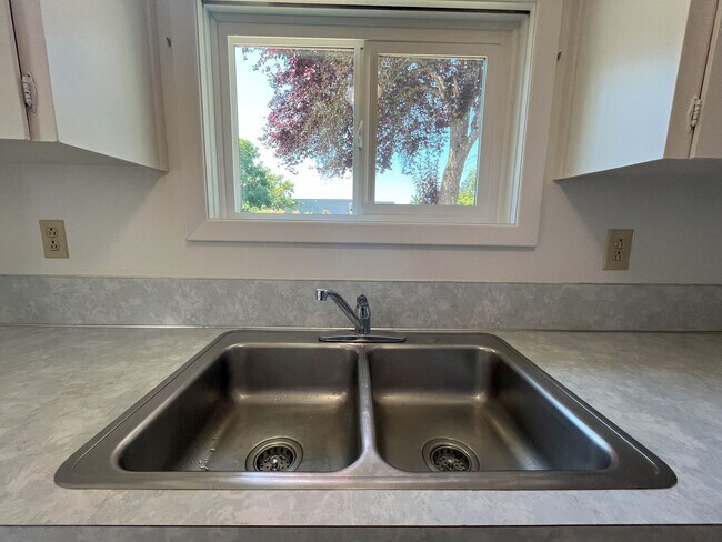 Building Photo - Charming 2-Bedroom Home with Open Living Space and Tile Flooring