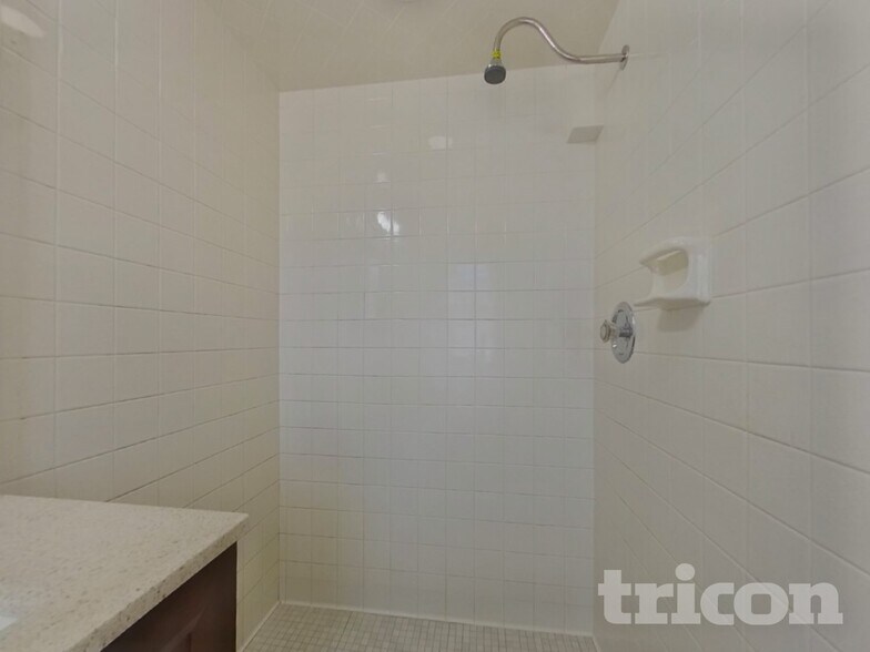 Building Photo - 3301 Skyview Dr