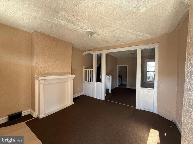 Building Photo - 2411 W Indiana Ave