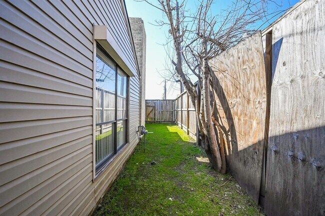 Building Photo - 7702 Quail Meadow Dr