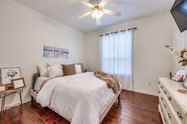 Building Photo - 3523 Lincoln Dr