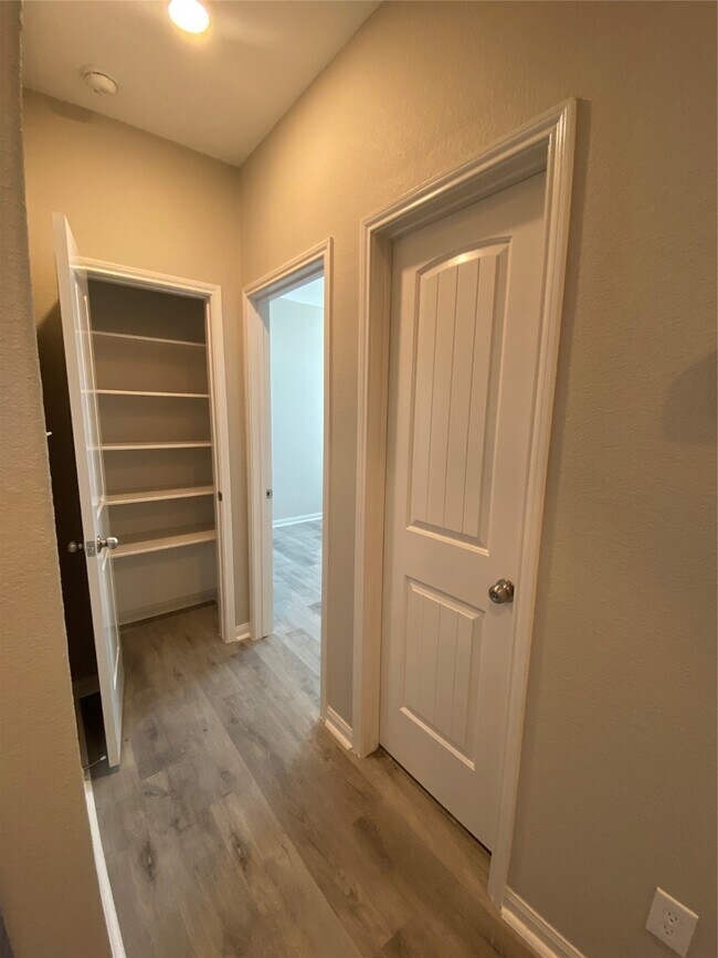 Building Photo - 16620 Merry Pines Dr
