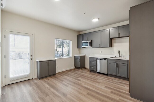 Building Photo - Minor Tower