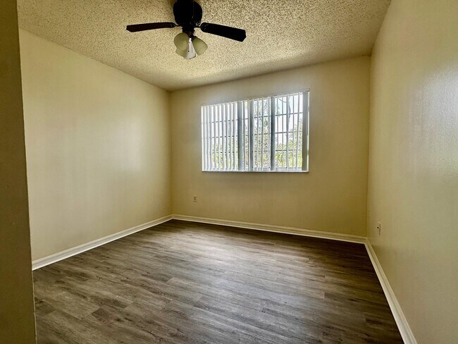 Building Photo - 1300 Crestwood Ct S