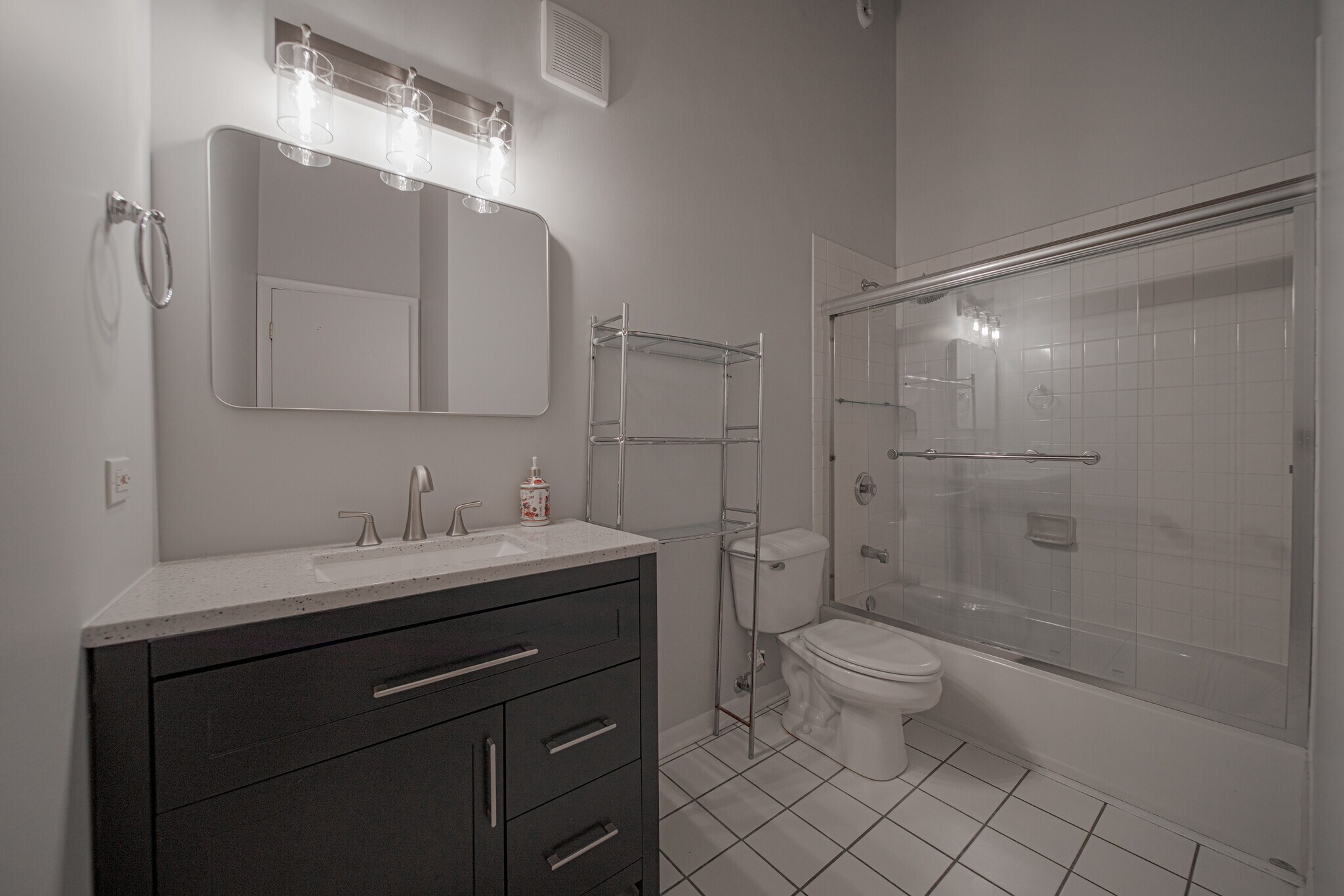Building Photo - 2222 W Diversey Ave
