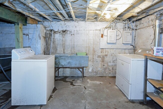 Building Photo - 3-Bed 1-Bath Lower Level Unit in Minneapolis - Available Now!