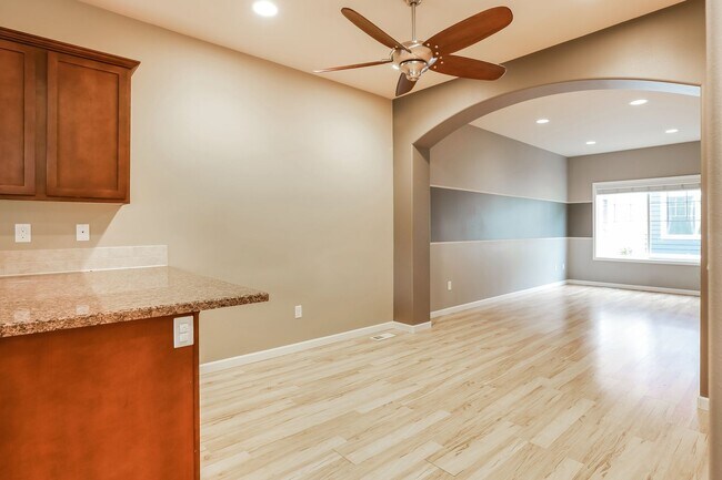 Building Photo - Bright and inviting townhome located in a charming community in Mountlake Terrace.