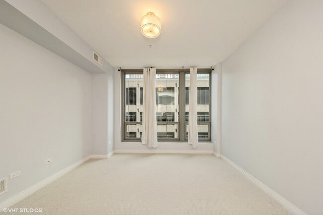 Building Photo - 565 W Quincy St