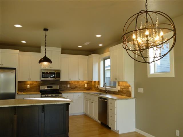 Building Photo - Beautiful East Medford Home!