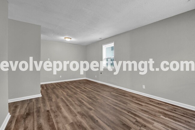 Building Photo - $300 OFF FIRST MONTH'S RENT  MOVE IN SPECI...