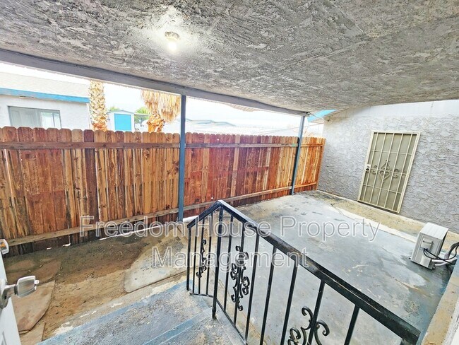 Building Photo - 2220 W Bell Vista Ave