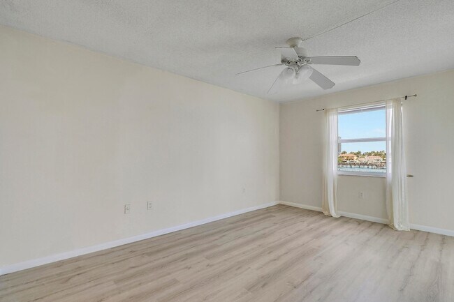 Building Photo - 410 Wilma Cir