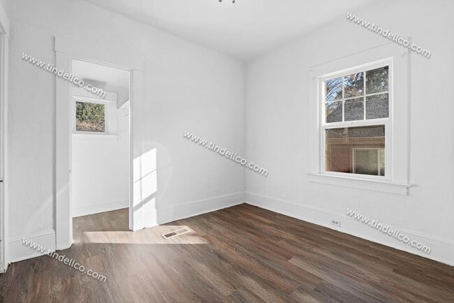 Building Photo - 4-bedroom 2-bathroom home located blocks from University of Portland- Pet Friendly!