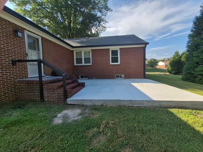Building Photo - 250 Gillespie Dr NE