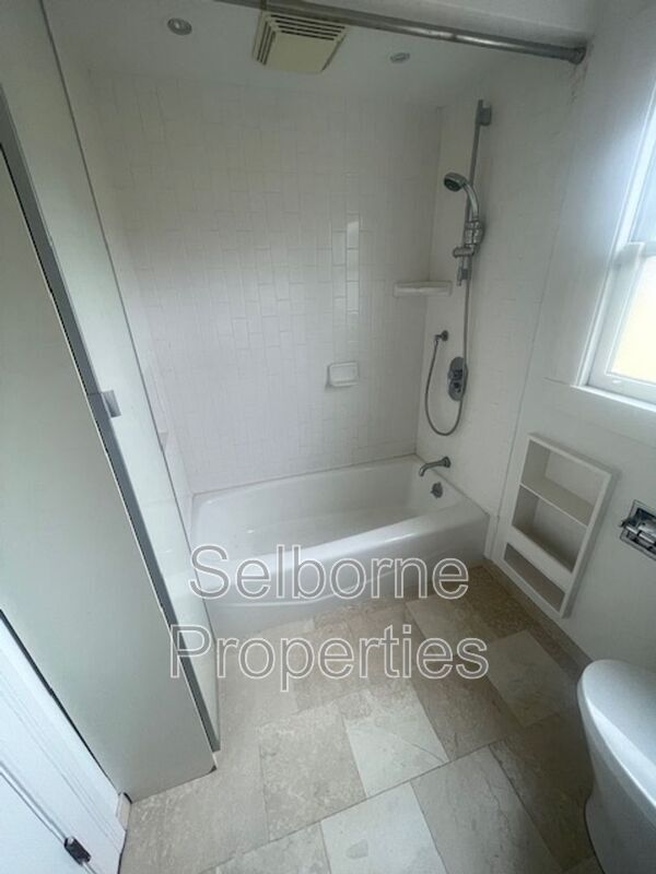 Building Photo - 1424 E 20th St