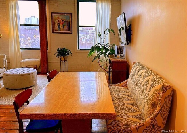 Building Photo - 145 Canal St E