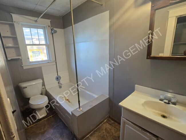 Building Photo - 3-Bedroom House in Saginaw