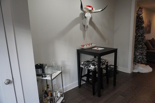 Building Photo - 509 Rosedale Ave E