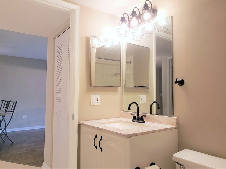 Guest Bathroom - 9959 Nob Hill Ct