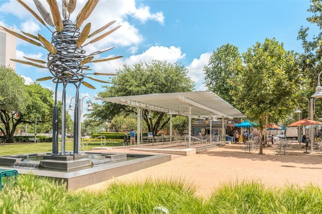 Building Photo - 204 Travis St