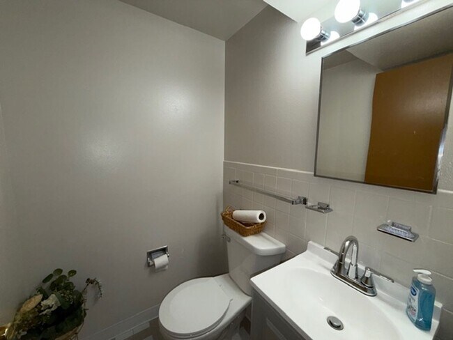 Building Photo - Well-Maintained Split-Level Home in Webster Groves, MO — Spacious & Family-Friendly