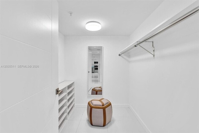 Building Photo - 9901 E Bay Harbor Dr