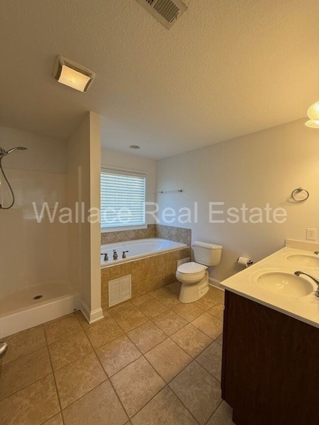 Building Photo - LOCATED IN HALLS BEAUTIFUL 2 STORY HOME WI...