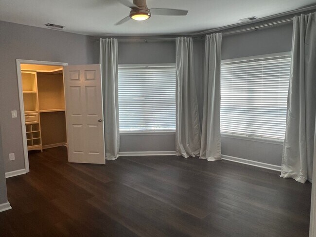 Building Photo - Beautiful Home, Mid-Island in Yacht Cove!