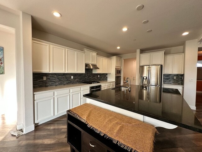 Building Photo - Modern 4 Bed, 3.5 Bath Home with Solar, St...
