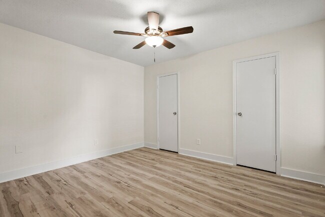 Building Photo - Freshly renovated, spacious 3 bedroom, 1.5...