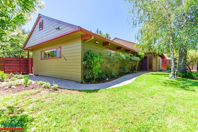 Building Photo - Stunning Home | Remodeled | Desirable Loca...