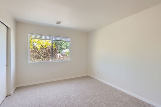 Building Photo - Gorgeous 4 Bed 2.5 Bath Home in Wolf Creek!