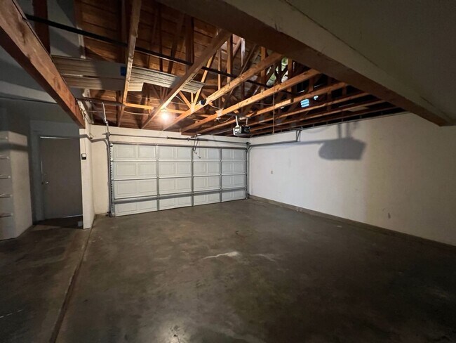 Building Photo - Floyd Ave - Duplex