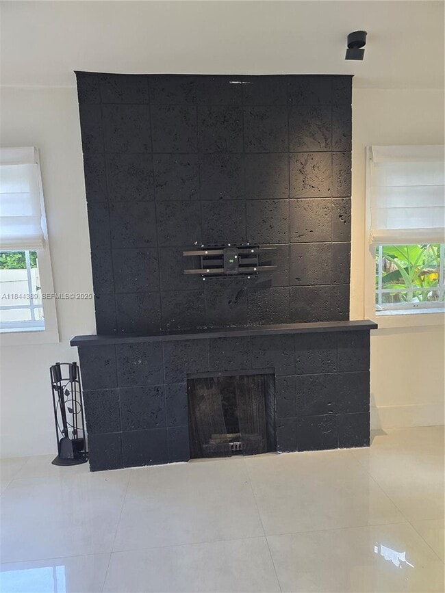 Building Photo - 1033 Tyler St