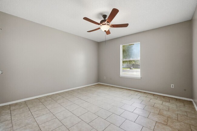 Building Photo - 8160 Stonebrook Dr