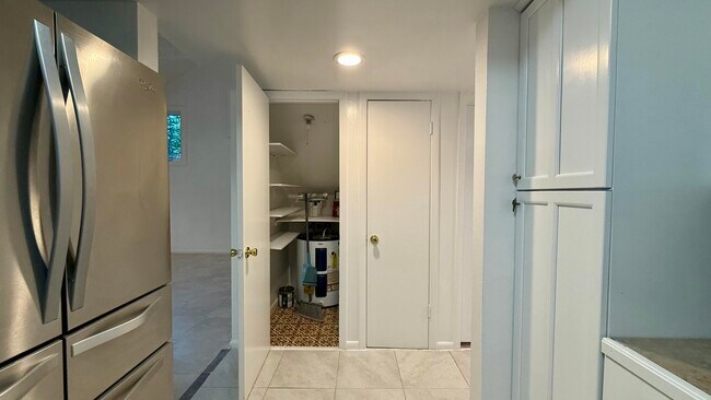 Building Photo - 9243 Green Meadows Way