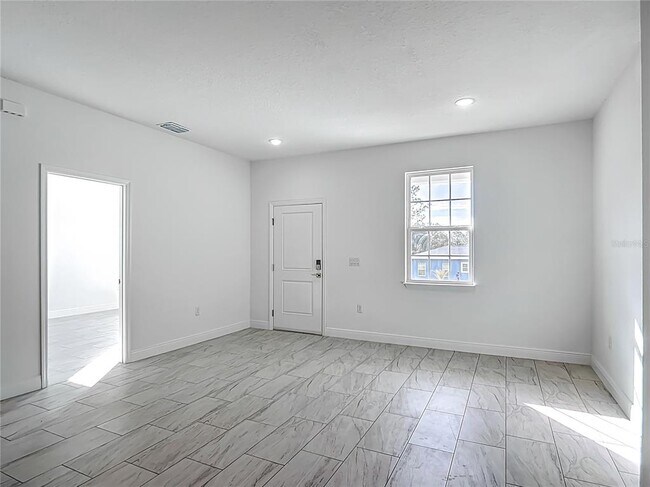 Building Photo - 5736 N Claremont Dr