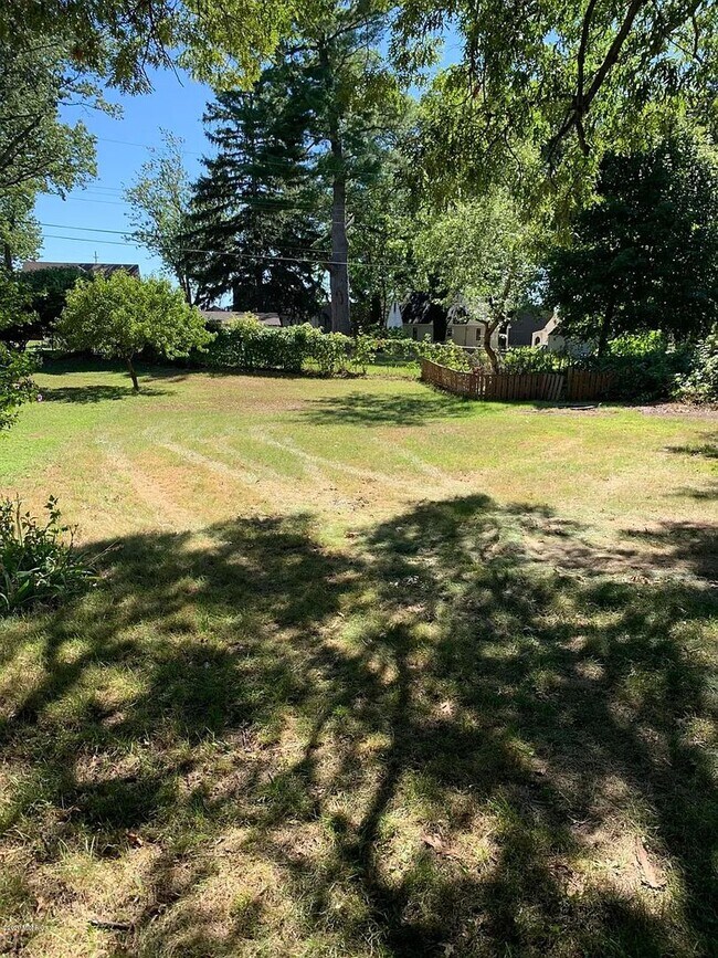 Building Photo - 3 Bedroom Home On Holland's North Side