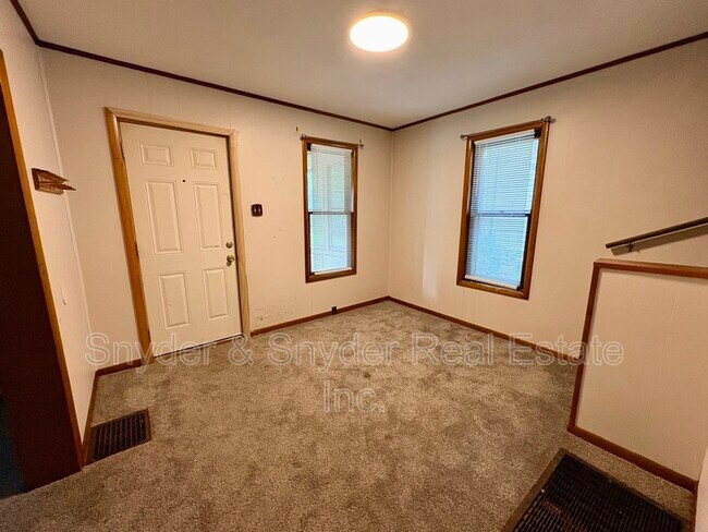 Building Photo - 391 E Voris St