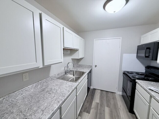 Building Photo - 2 Bedroom 1 Bathroom Lower