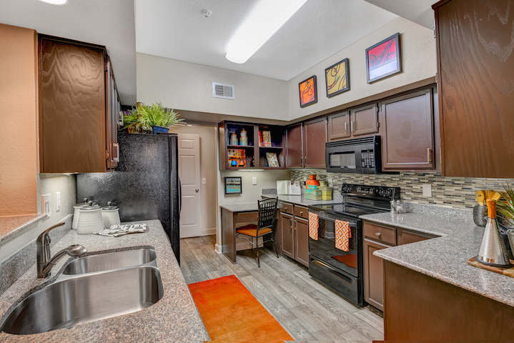 Lots Of Counter Space & Cabinets! - 10X Woodway Square