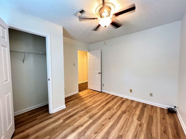 Building Photo - GREAT NORTHWEST LOCATION 2 BDRM / 2 BATH C...