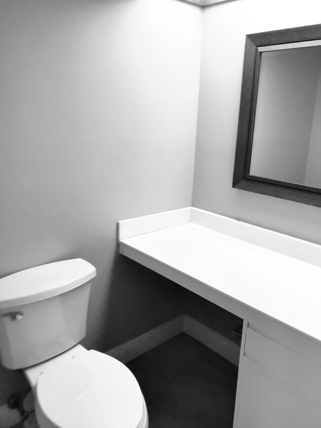 1/2 BATH - 3679 Oakhill Dr