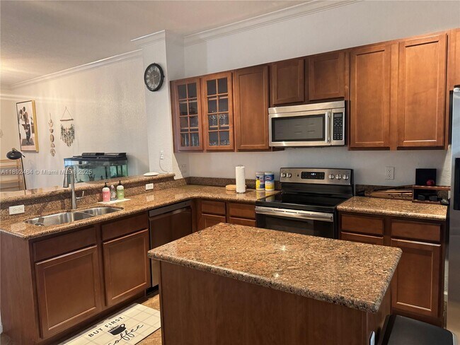 Building Photo - 3152 N Greenleaf Cir