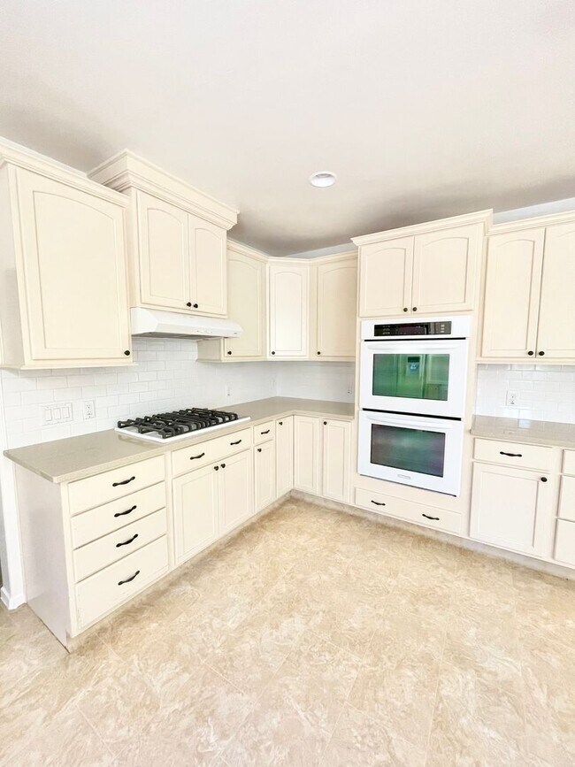 Building Photo - $3,900/month – Rare Country Feel on an Expansive Lot in One of Santa Rosa's Desirable Neighborhoods!