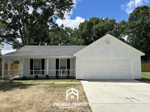 Building Photo - Charming 3BR/2BA Southaven Cove | Vaulted Ceilings, Fireplace & 2-Car Garage