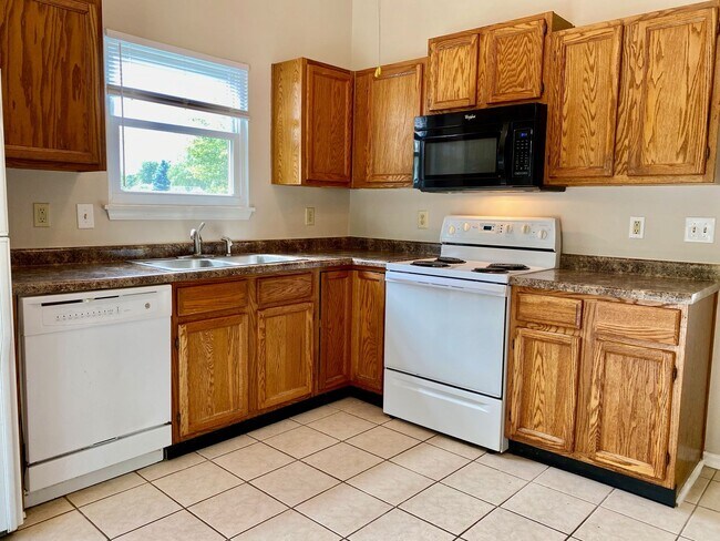 Building Photo - COMING SOON!! Great 3 Bedroom 2 Bathroom R...