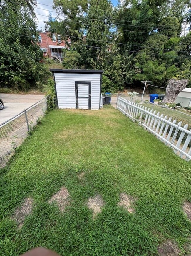 Building Photo - 3BED 2BATH FINISHED BASEMENT $1650/MONTH!