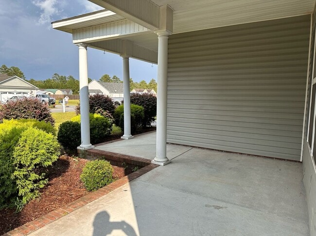 Building Photo - Perfect on Pineflat!