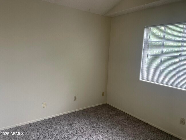 Building Photo - 441 S Maple